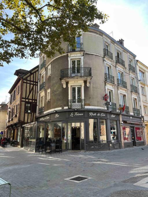 Lumineux: Elegance With 3 Bedrooms Apartment *